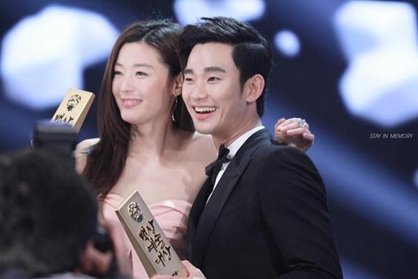 Kim Soo Hyun - Jun Ji Hyun (Vì sao đưa anh tới): Sự kết hợp thú vị giữa 2 nhân vật có tính cách đối lập đã tạo ra “cơn bão” càn quét điện ảnh khắp châu Á năm 2014. Tuy ngoài đời Jun Ji Hyun hơn tuổi Kim Soo Hyun, họ vẫn khiến khán giả phải thổn thức với những khoảnh khắc lãng mạn, những cung bậc cảm xúc của đôi lứa khi yêu.