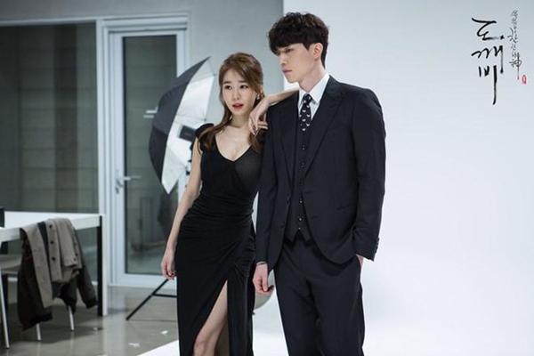 Lee Dong Wook - Yoo In Na (Touch Your Heart): Tái hợp trong Touch Your Heart sau Goblin, Lee Dong Wook và Yoo In Na đã không làm khán giả thất vọng. Những khoảnh khắc ngọt ngào, lãng mạn của cặp diễn viên chính khiến người xem mãn nhãn. Đây có thể coi là sự bù đắp cho những khán giả từng phải tiếc nuối với mối tình đầy nước mắt của cặp Wang Yo – Sunny trong Goblin.