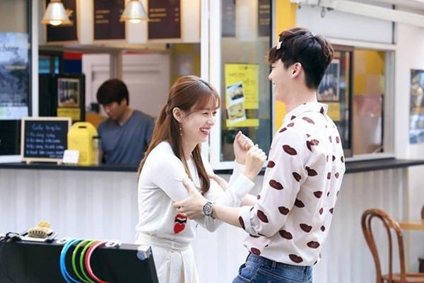Lee Jong Suk – Han Hyo Joo: Chính Lee Jong Suk từng chia sẻ một cách thẳng thắn rằng Han Hyo Joo chính là bạn diễn mang lại nhiều cảm xúc nhất với anh. Cả hai đã thể hiện trọn vẹn những diễn biến tâm lý nhân vật phức tạp. Những cảnh quay lãng mạn được 2 diễn viên thể hiện đầy tình tứ và cảm xúc.