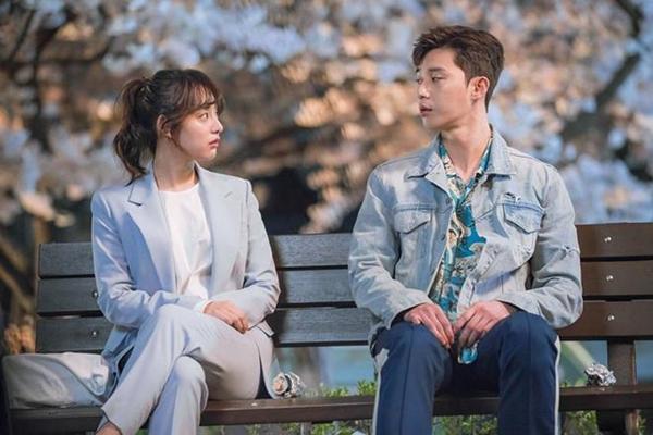 Park Seo Joon – Kim Ji Won (Fight For My Way): Bộ phim chinh phục khán giả bằng sự chân thực từ nội dung, hình ảnh đến lỗi diễn xuất của dàn diễn viên, đặc biệt là cặp nam-nữ chính Go Dong Man và Choi Ae Ra do Park Seo Joon và Kim Ji Won đảm nhận. Phía nhân viên đoàn làm phim cũng từng tiết lộ cả hai có những điểm chung từ trong phim đến ngoài đời nên họ dần kết nối và thân thiết với nhau.