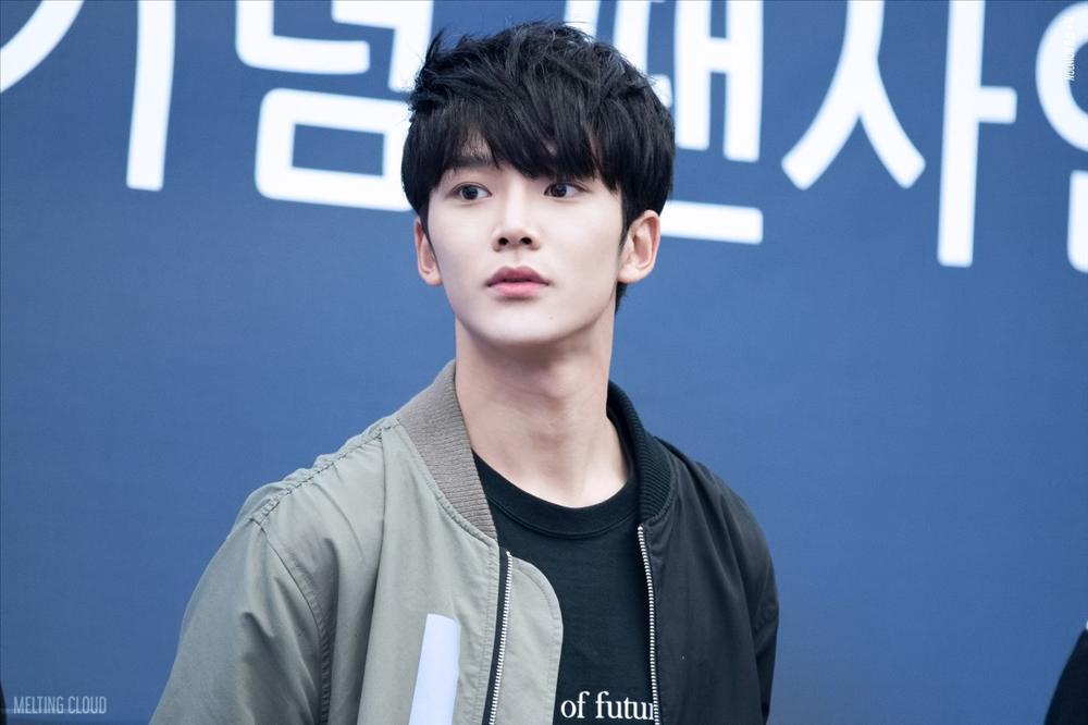 Kim Ro Woon - mỹ nam đang khiến chị em mê mẩn: Cao 1m92 và khuôn mặt không góc chết-8