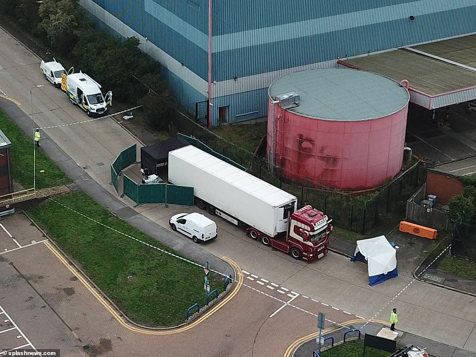 Vụ 39 thi thể người trong thùng xe container đông lạnh ở Anh: 10 gia đình Việt Nam làm đơn cầu cứu, tìm người thân mất tích-1