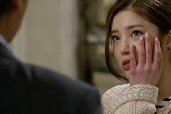 Bị bạn trai tát cháy má vì tô son đỏ, tôi chết lặng khi anh nói ra sự thật