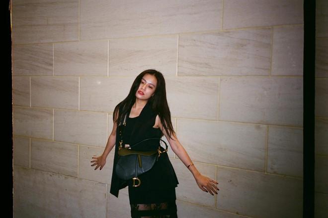 Hoàng Thùy Linh chuộng style trưởng thành, xách túi hàng hiệu đắt đỏ-4