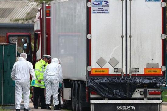 Nạn nhân không mặc quần áo, dấu tay đầy máu còn lại trên xe tải ở Anh