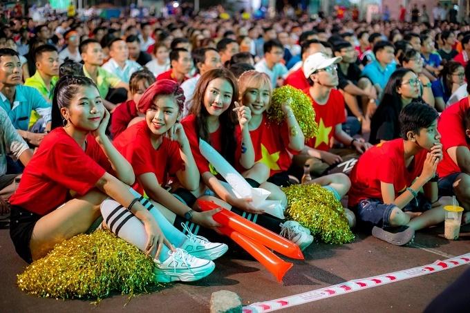 Cô gái thả thính bạo khiến dân mạng truy tìm là ai?-4