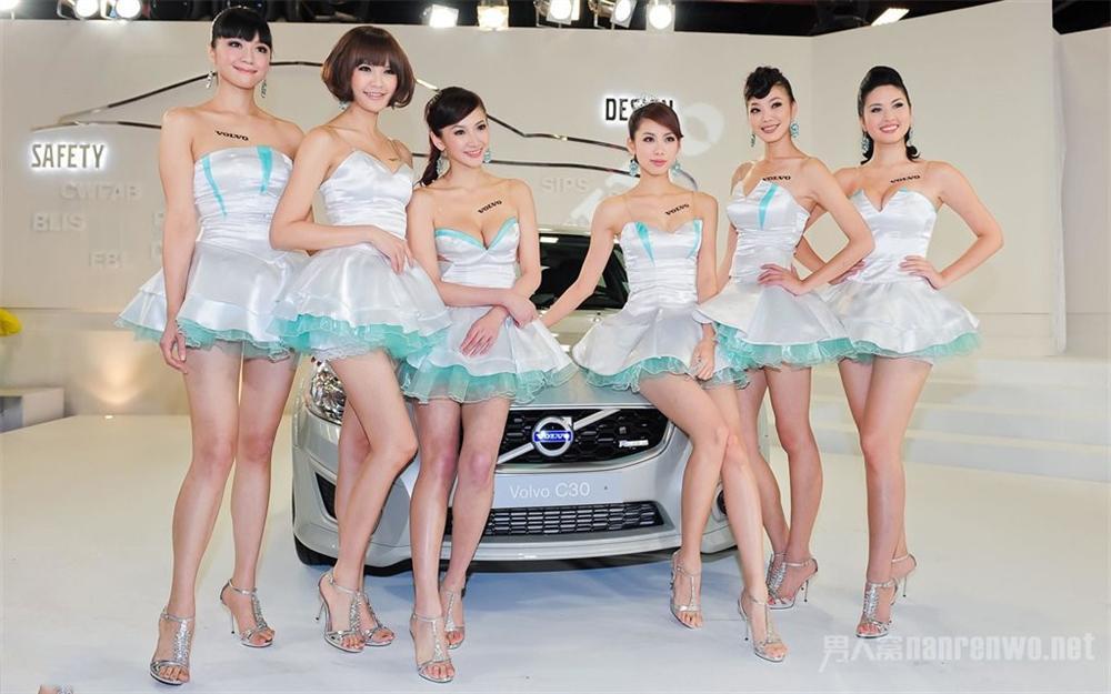 Góc khuất đen tối của những người mẫu xe hơi mặc phản cảm ở Trung Quốc-1