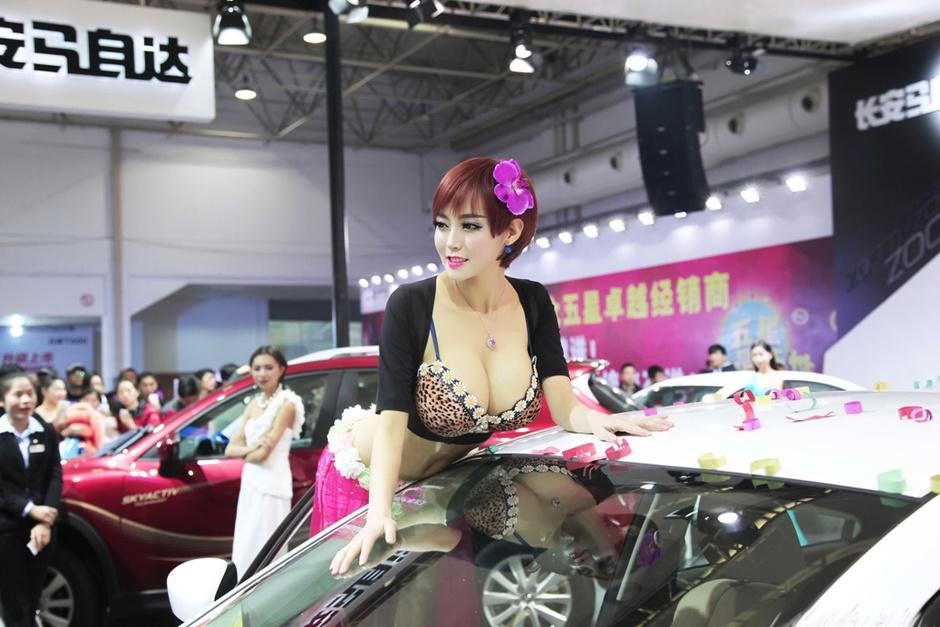 Góc khuất đen tối của những người mẫu xe hơi mặc phản cảm ở Trung Quốc-3