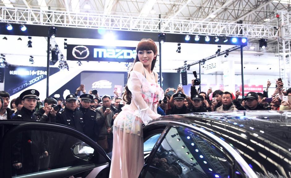 Góc khuất đen tối của những người mẫu xe hơi mặc phản cảm ở Trung Quốc-5