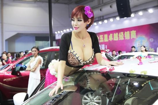 Góc khuất đen tối của những người mẫu xe hơi mặc phản cảm ở Trung Quốc