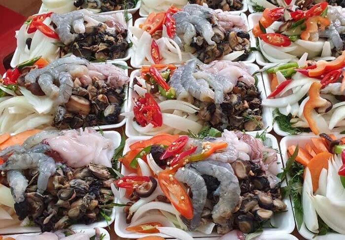 Giật mình set lẩu toàn hải sản tươi giá chỉ 50 ngàn trên vỉa hè-1