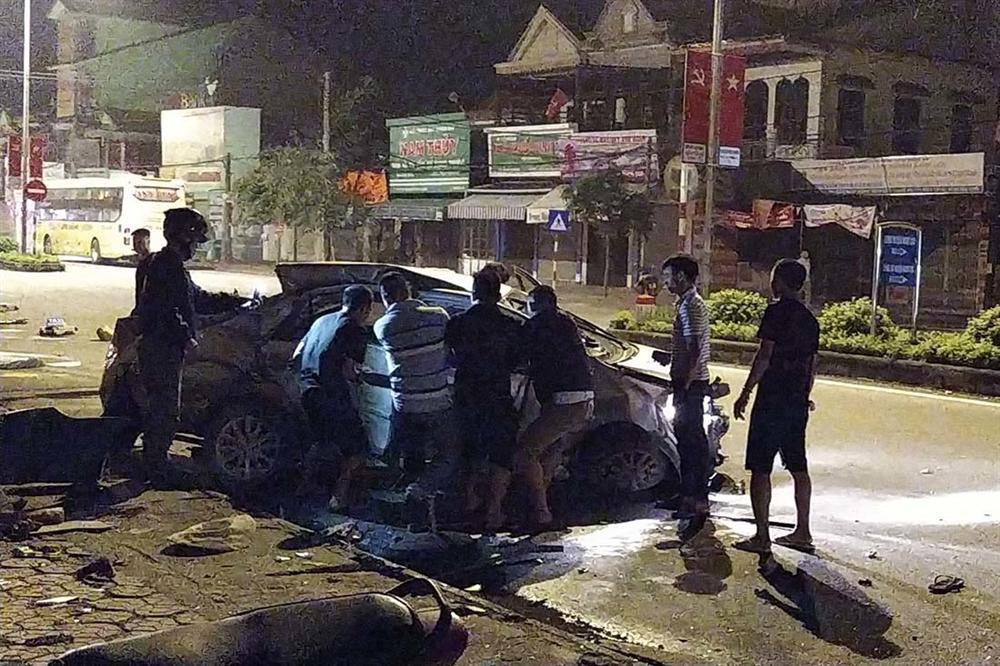 Ô tô nát vụn sau cú tông trời giáng của xe khách, 3 người Nghệ An tử vong-3