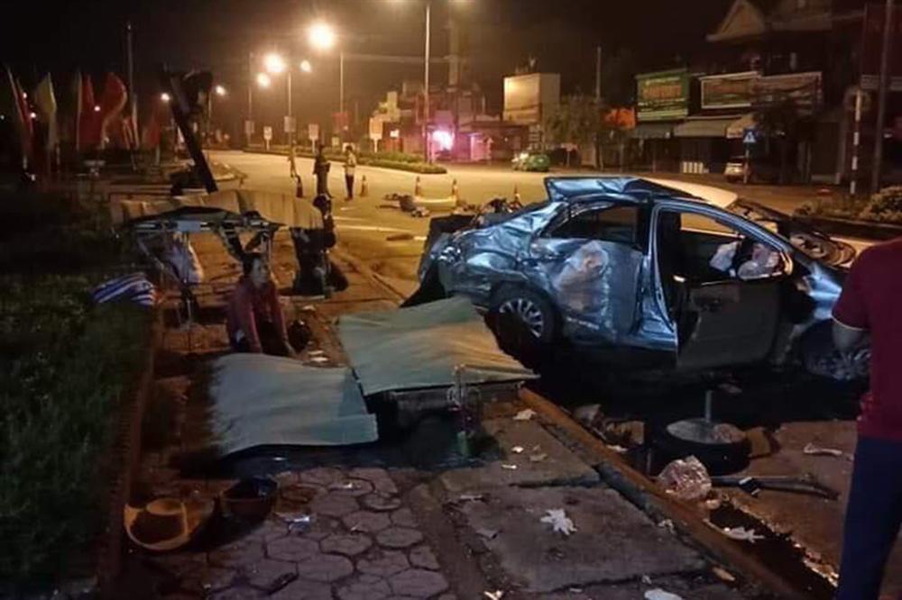 Ô tô nát vụn sau cú tông trời giáng của xe khách, 3 người Nghệ An tử vong-1