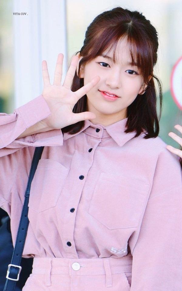 Công ty Off The Records thông báo thành viên Ahn Yujin của nhóm nhạc IZONE đã làm đơn xin thôi học ở trường Trung học Biểu diễn Nghệ thuật Seoul để tập trung vào hoạt động quảng bá cùng nhóm. Nữ idol sẽ tiếp tục hoàn thành cấp 3 với giáo trình học tại nhà.