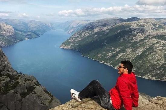 Check-in mỏm đá cao 610 m đẹp nhưng nguy hiểm ở Na Uy