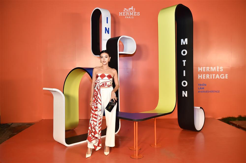 Châu Bùi và Hoàng Ku quấn khăn làm áo cũng không nữ tính bằng NTK Lý Quí Khánh-6