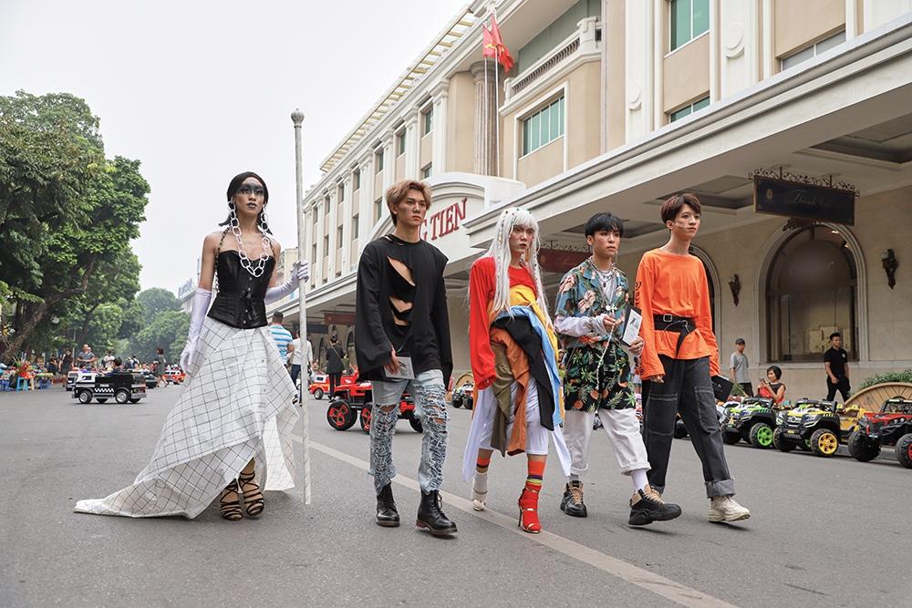 Street style tại Vietnam Fashion Week: mèo Thoại nổi nhất tập đoàn giả gái, có cả người cosplay Sơn Tùng M-TP-5