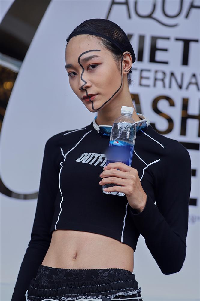 Street style tại Vietnam Fashion Week: mèo Thoại nổi nhất tập đoàn giả gái, có cả người cosplay Sơn Tùng M-TP-10