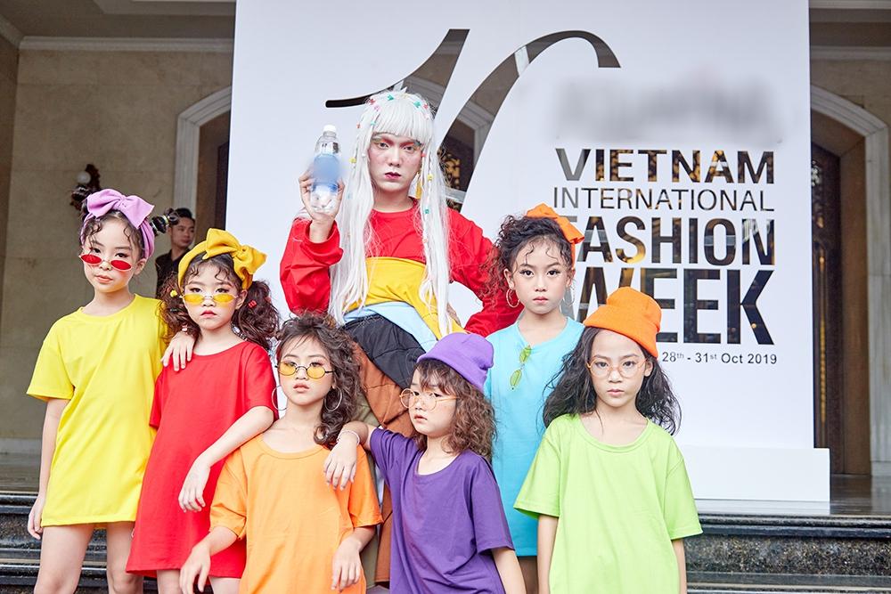 Street style tại Vietnam Fashion Week: mèo Thoại nổi nhất tập đoàn giả gái, có cả người cosplay Sơn Tùng M-TP-12