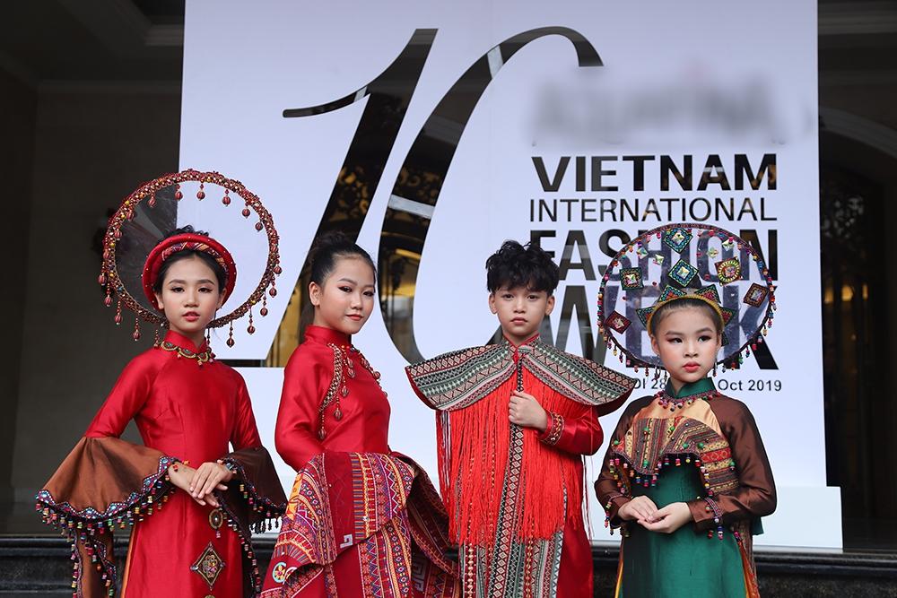 Street style tại Vietnam Fashion Week: mèo Thoại nổi nhất tập đoàn giả gái, có cả người cosplay Sơn Tùng M-TP-14