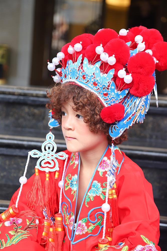 Street style tại Vietnam Fashion Week: mèo Thoại nổi nhất tập đoàn giả gái, có cả người cosplay Sơn Tùng M-TP-15