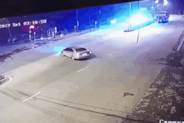 Clip: Khoảnh khắc xe khách chạy tốc độ kinh hoàng, tông trúng taxi đang quay đầu làm 3 người tử vong ở Nghệ An