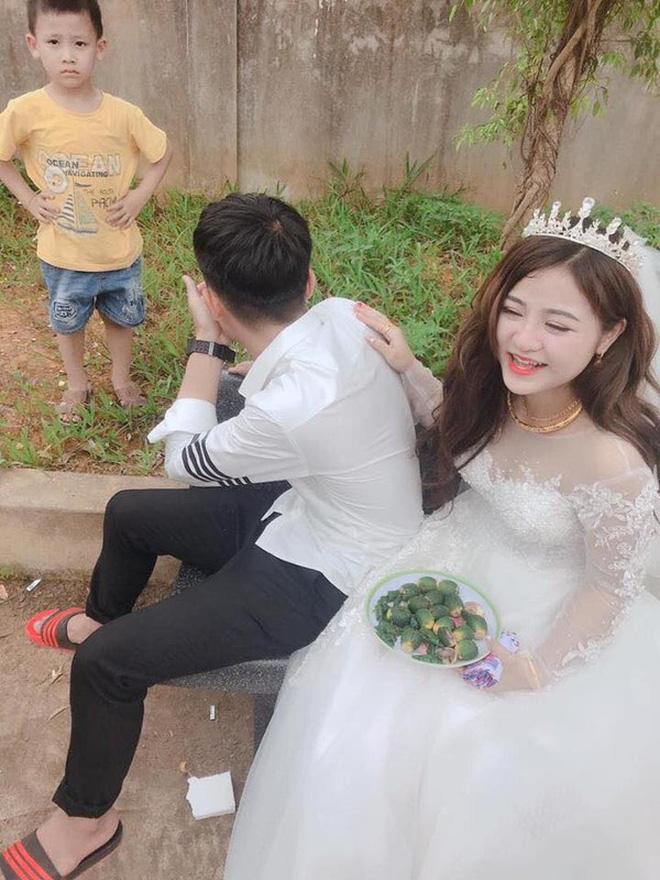 Đám cưới chị gái, cậu em lại chiếm mọi spotlight vì biểu cảm gương mặt như vừa mất sổ gạo-4