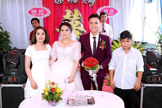 Đám cưới chị gái, cậu em lại chiếm mọi spotlight vì biểu cảm gương mặt như vừa 'mất sổ gạo'