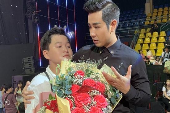 MC Nguyên Khang nhầm kết quả The Voice Kids khiến thí sinh khóc nức nở