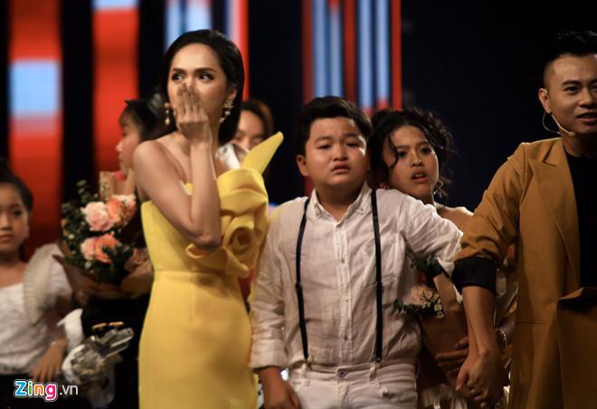 MC Nguyên Khang xin lỗi vì sai sót trên sóng trực tiếp-1