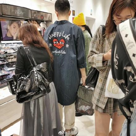 Phạm Băng Băng được người đàn ông lạ hộ tống đi mua sắm tại Nhật Bản-1