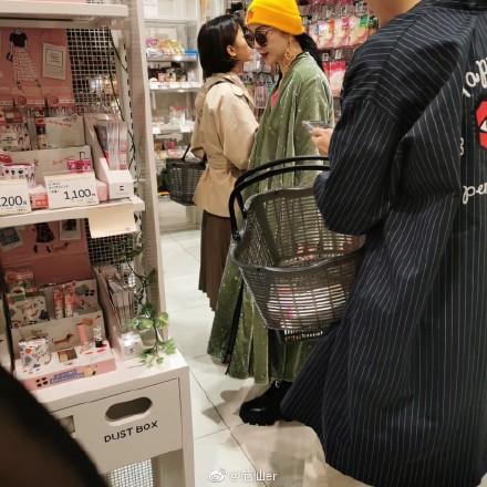 Phạm Băng Băng được người đàn ông lạ hộ tống đi mua sắm tại Nhật Bản-2