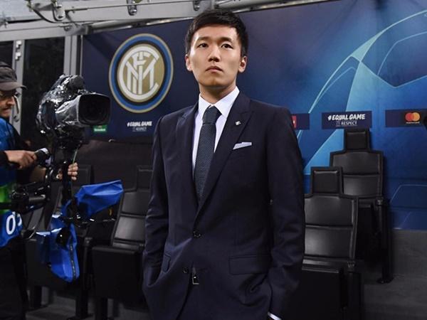 Tháng 10/2018, Steven Zhang (28 tuổi) trở thành chủ tịch thứ 21 của CLB Inter Milan, đồng thời là người trẻ nhất được bổ nhiệm vào vị trí này trong lịch sử 110 năm đội bóng chủ sân Giuseppe Meazza. Thiếu gia sinh năm 1991 là con trai tỷ phú Zhang Jindong - ông chủ tập đoàn Suning chuyên bán lẻ thiết bị điện tử và đồ điện gia dụng hàng đầu Trung Quốc. Ông là người giàu thứ 28 ở Trung Quốc và xếp thứ 305 thế giới với khối tài sản 6,2 tỷ USD (năm 2018), theo Forbes.