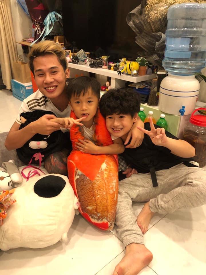 Lục lại clip Hứa Minh Đạt say mê hát Sóng Gió, dân tình khẳng định anh lấy cớ đưa con sang nhà Jack để gặp thần tượng-2