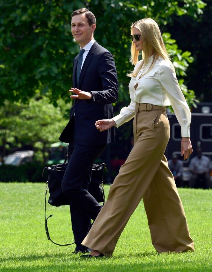 Không hổ danh ái nữ nhà Trump, Ivanka làm mọi cô gái phải ghen tị với những chiếc váy thiết kế đáng giá bằng cả gia tài-4