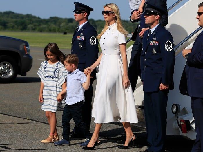 Không hổ danh ái nữ nhà Trump, Ivanka làm mọi cô gái phải ghen tị với những chiếc váy thiết kế đáng giá bằng cả gia tài-5