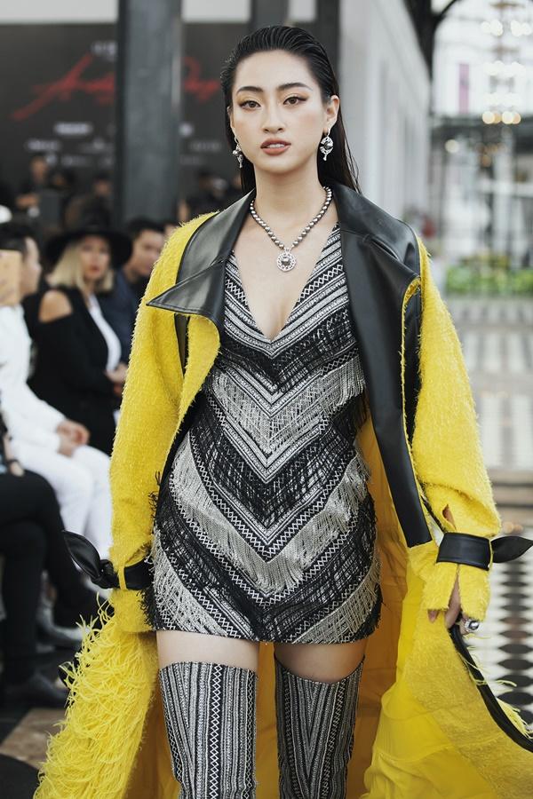 Chị em Tiểu Vy - Lương Thùy Linh diện váy ngắn, nắm tay nhau làm vedette ở xứ lạnh Sapa-2