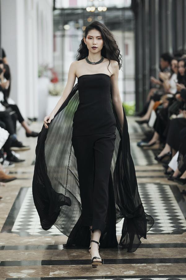 Chị em Tiểu Vy - Lương Thùy Linh diện váy ngắn, nắm tay nhau làm vedette ở xứ lạnh Sapa-5