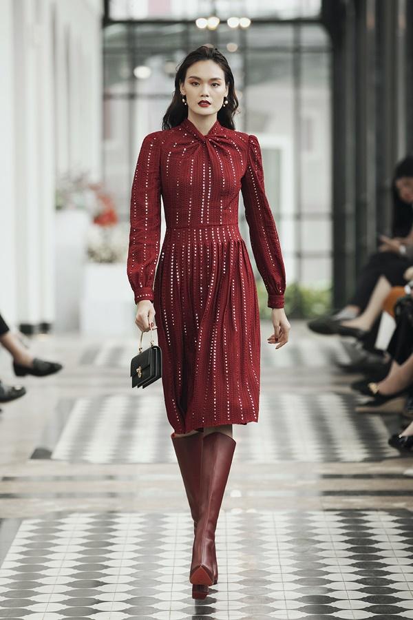 Chị em Tiểu Vy - Lương Thùy Linh diện váy ngắn, nắm tay nhau làm vedette ở xứ lạnh Sapa-6