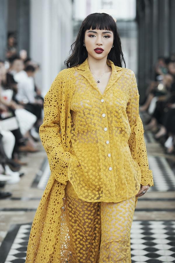 Chị em Tiểu Vy - Lương Thùy Linh diện váy ngắn, nắm tay nhau làm vedette ở xứ lạnh Sapa-8