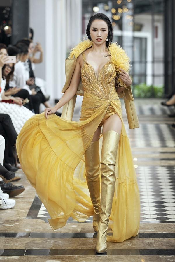 Chị em Tiểu Vy - Lương Thùy Linh diện váy ngắn, nắm tay nhau làm vedette ở xứ lạnh Sapa-9