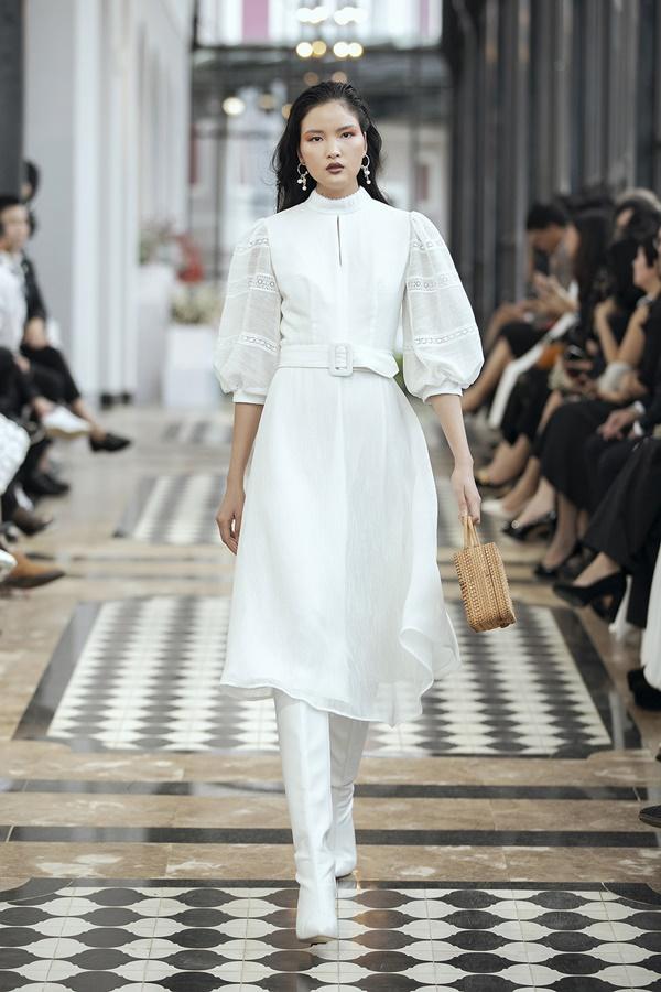 Chị em Tiểu Vy - Lương Thùy Linh diện váy ngắn, nắm tay nhau làm vedette ở xứ lạnh Sapa-11