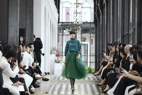 Chị em Tiểu Vy - Lương Thùy Linh diện váy ngắn, nắm tay nhau làm vedette ở xứ lạnh Sapa-12