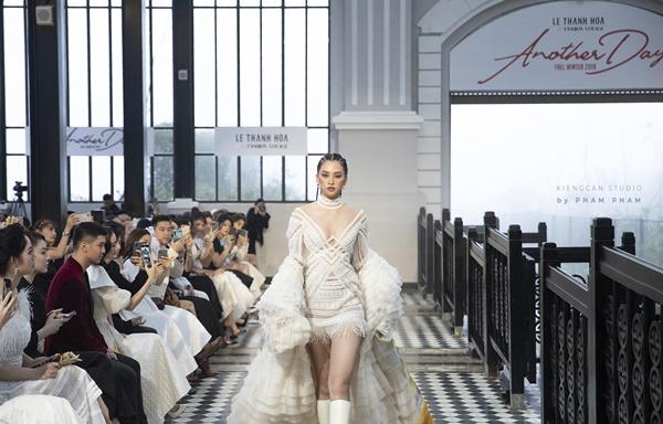 Chị em Tiểu Vy - Lương Thùy Linh diện váy ngắn, nắm tay nhau làm vedette ở xứ lạnh Sapa-15