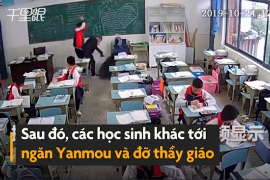 Học sinh 15 tuổi bị bắt vì đánh thầy giáo trong lớp