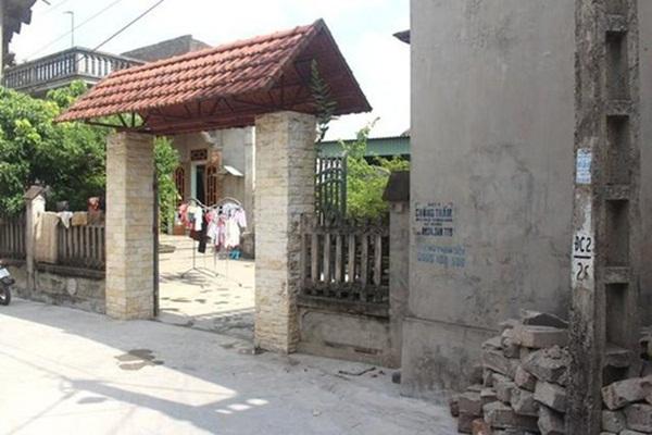 Xe máy chở 3 người bị tàu hỏa tông trúng, cháu bé 3 tuổi chui từ gầm tàu hỏa thoát chết thần kỳ-4