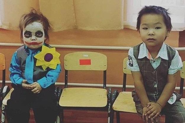 Bà mẹ hóa trang cho các con thành cốc trà sữa dịp Halloween-6