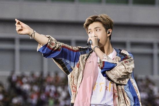 Knet nghẹn ngào chia sẻ khoảnh khắc nhắn nhủ fan của RM (BTS)