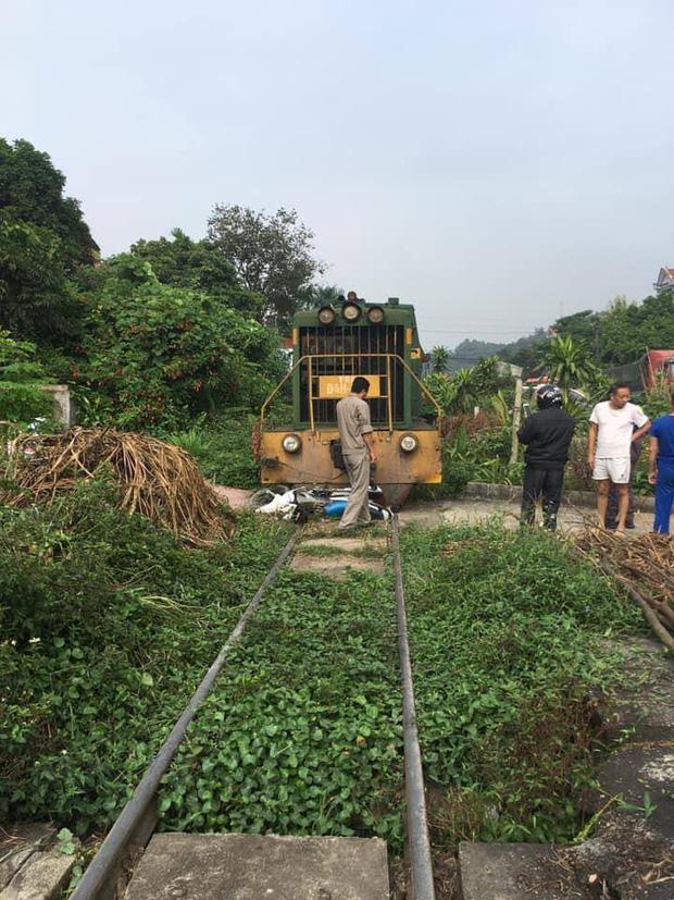 Xe máy chở 3 người bị tàu hỏa tông trúng, cháu bé 3 tuổi chui từ gầm tàu hỏa thoát chết thần kỳ-1