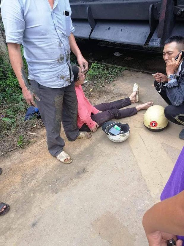 Xe máy chở 3 người bị tàu hỏa tông trúng, cháu bé 3 tuổi chui từ gầm tàu hỏa thoát chết thần kỳ-2